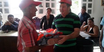 Alcalde Richard González entregó dotación de uniformes a personal obrero