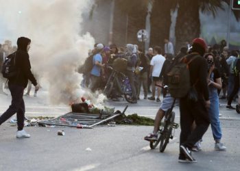 Incendios, saqueos y graves disturbios en Santiago de Chile tras la subida del billete de metro