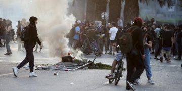 Incendios, saqueos y graves disturbios en Santiago de Chile tras la subida del billete de metro
