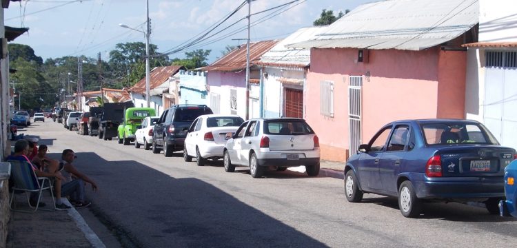 En Betijoque también se hacen colas en espera de la gasolina que no llega.
