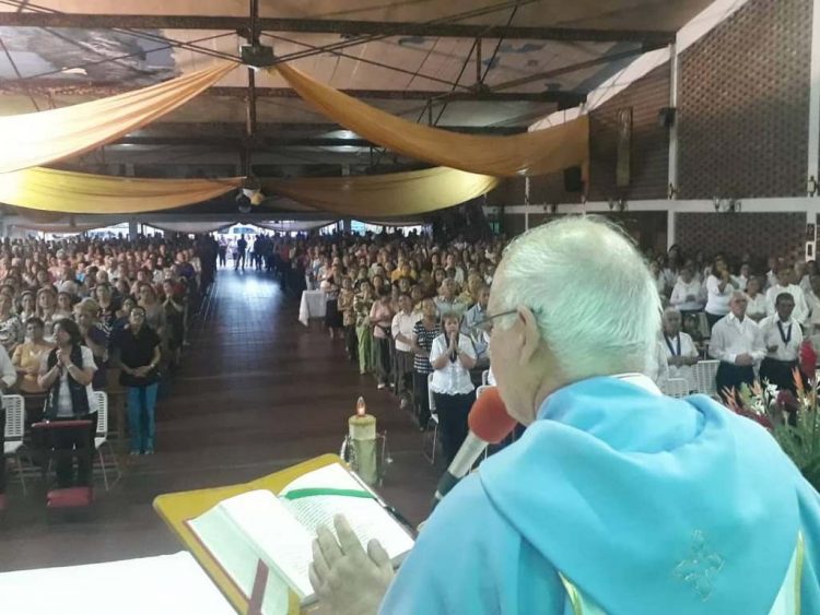 El Obispo presidió la Eucaristía a las 10:00 am en honor a la Virgen en la Parroquia Nuestra Señora del Rosario en Queniquea