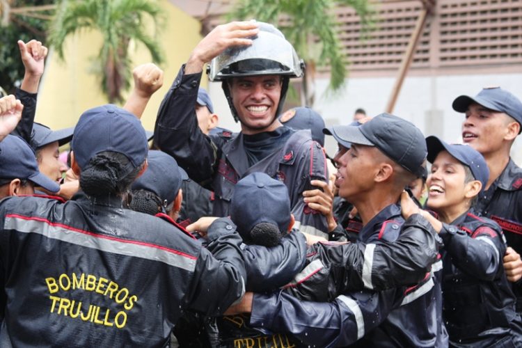 Uptt egresó 16 bomberos profesionales voluntarios