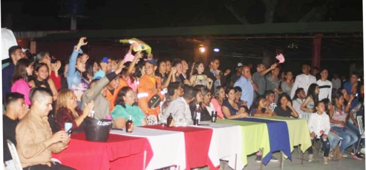 Yaneidi y Mariángel: reina y novia de las II ferias bolivarianas de Carvajal