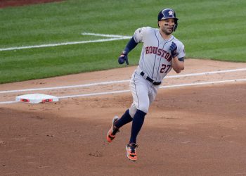 Altuve la bota en primer lanzamiento y Astros están arriba