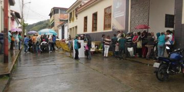 Venta a cielo abierto de hortalizas, verduras y pan artesanal