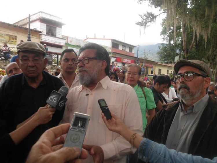 Prof. Pedro Ruíz declaro acompañado de los poetas Tirado (Der.),Villasmil (Izq.) representantes de la cultura regional y nacional