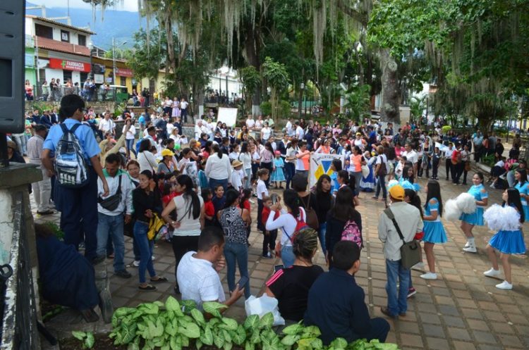 Temblor de Pájaros se impuso en Bienal de Literatura Ramón Palomares