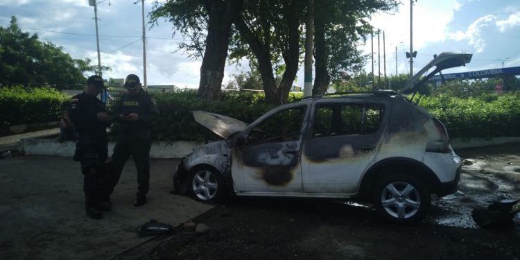 Policía Metropolitana de Cúcuta junto al vehículo incinerado la tarde de este martes.