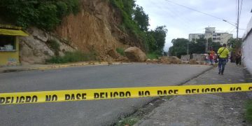 Derrumbes por lluvias inhabilitan carreteras 
