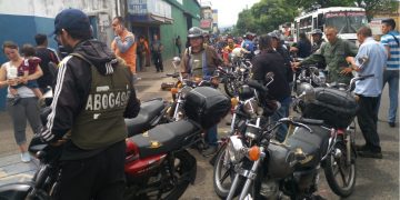Motorizados pasan hasta cuatro días en  cola para abastecer gasolina en San Cristóbal