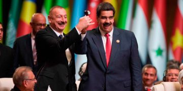 Maduro entrega presidencia del Mnoal y asume Azerbaiyán