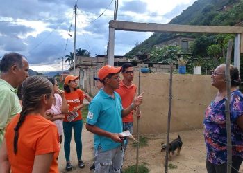 Dirigentes de VP Carache realizan jornada continua de casa por casa