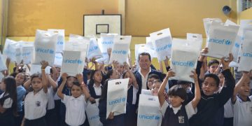 Más de Mil 300 kits escolares se entregaron a los niños de las 8 escuelas municipales de San Cristóbal