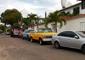 Usuarios no creen que nuevo censo de vehículos en Táchira acabe con las colas por gasolina
