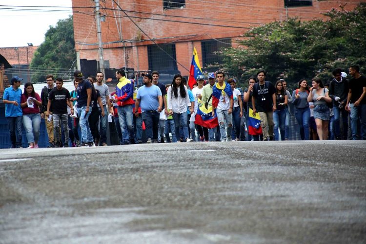 Con fotografías del estudiante de la UDO asesinado marcharon los universitarios acompañados de la sociedad civil. Mariana Duque