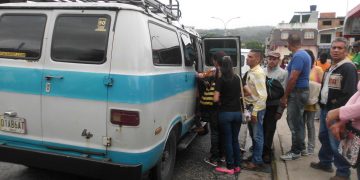 Transportistas denuncian que no les reciben billetes de 100