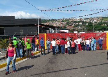 Familiares de pacientes con discapacidad y enfermedades   crónicas protestaron exigiendo gas y gasolina