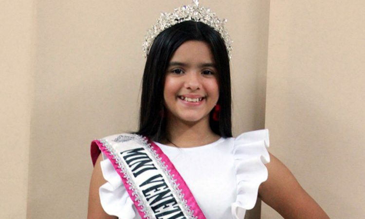 La reina saliente, la Mini Venezuela 2018, Rosinés Ríos, tendrá el honor de entregar la corona