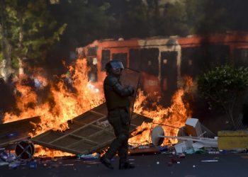 Piñera endurece su postura frente a ola de protestas
