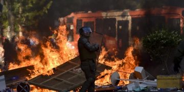 Piñera endurece su postura frente a ola de protestas