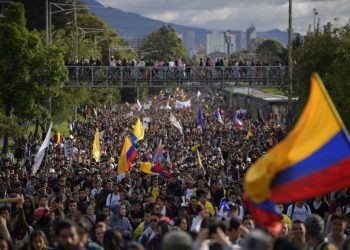 Miles llenan las calles en séptimo día de protestas en Colombia