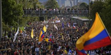 Miles llenan las calles en séptimo día de protestas en Colombia