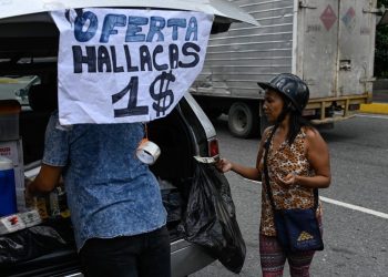 El dólar se abre paso en Venezuela en medio del duro ajuste de Maduro