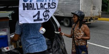 El dólar se abre paso en Venezuela en medio del duro ajuste de Maduro