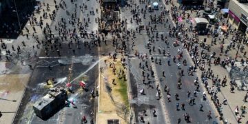 Paro general y saqueos marcaron jornada de protestas en Chile