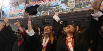 Ministro Istúriz: los maestros deben defender los intereses del pueblo