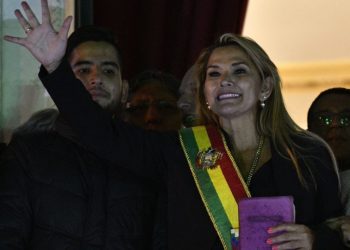 Presidenta interina de Bolivia borró tuits en los que ofendió a indígenas