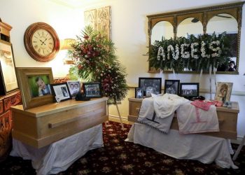 Mormones inician funerales para despedir a víctimas de ataque en México