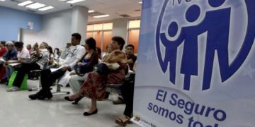 Pensionados y trabajadores públicos recibirán un mes de aguinaldo de medio Petro