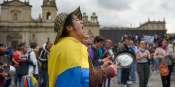Presionado por protestas, Iván Duque inició diálogo social en Colombia