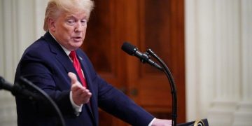 Demoledor testimonio de embajador de Trump en primera audiencia hacia el “impeachment”