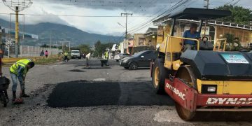 Más de 50 toneladas de asfalto se colocaron en avenida Los Agustinos y Zona Industrial de Paramillo