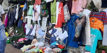 Tachirenses acuden a mercado de prendas de vestir y objetos usados que crece afuera del terminal