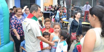 Alcalde de San Cristóbal hizo entrega de cotillones a niños del sector La Chucurí