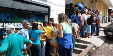 Usuarios tienen tres días en cola en  San Cristóbal intentado comprar con petros