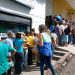 Usuarios tienen tres días en cola en  San Cristóbal intentado comprar con petros