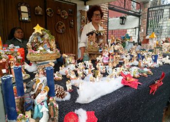 Elaborando nacimientos el taller Manos y  Barro se conecta con los tachirenses