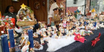 Elaborando nacimientos el taller Manos y  Barro se conecta con los tachirenses