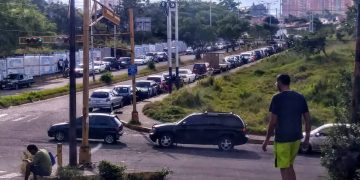 En San Cristóbal llevan cinco días en cola esperando gasolina