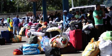 Pasajeros duermen en Terminal de  San Cristóbal esperando retornar
