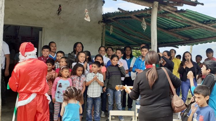 Niñ@s, docentes y hasta San Nicolás mostrando sus condiciones histriónicas
