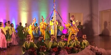 Con deslumbrante gala navideña la Escuela de Danza Gladys Mota despidió el año