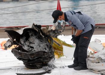 Encuentran una de las cajas negras del avión que cayó al mar con 62 personas en Indonesia