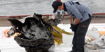 Encuentran una de las cajas negras del avión que cayó al mar con 62 personas en Indonesia