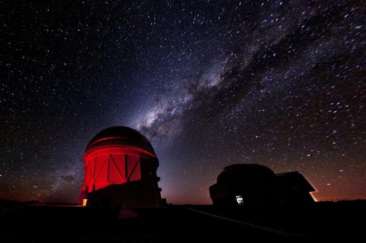 Dark Energy Survey utiliza una cámara de 570 megapíxeles montada en el Telescopio Blanco, en el Observatorio CTI en Chile, para obtener imágenes de 5.000 grados cuadrados del cielo austral. EFE/Fermilab.