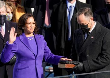 Kamala Harris hace historia al jurar como vicepresidenta de EE.UU.
